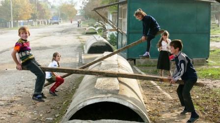 Ребенок в обмен на работу. Учителя в малых селах берут под опеку детей-сирот, чтобы не терять рабочие места